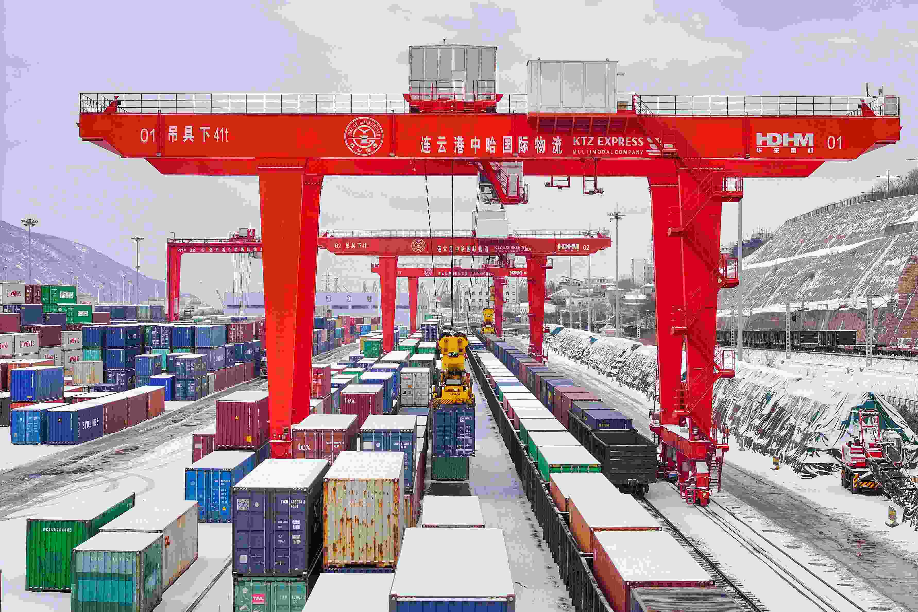 2024年2月22日，江蘇省連云港市中哈連云港物流合作基地，大型機(jī)械正在吊裝集裝箱。