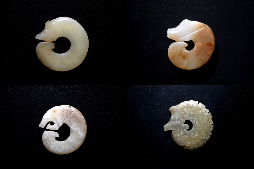 這是在殷墟博物館新館內(nèi)展出的龍形玉玦（拼版照片，1月9日攝）