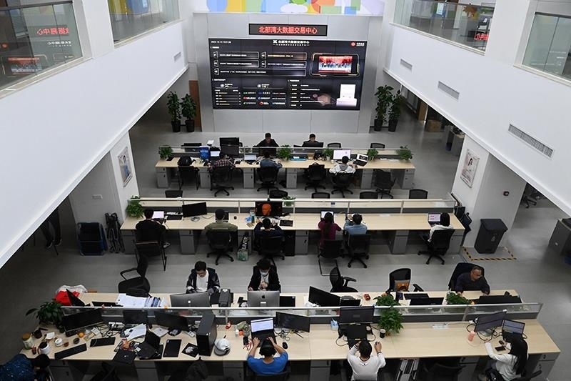 2023年12月12日，中國(guó)－東盟信息港股份有限公司員工在工作中。