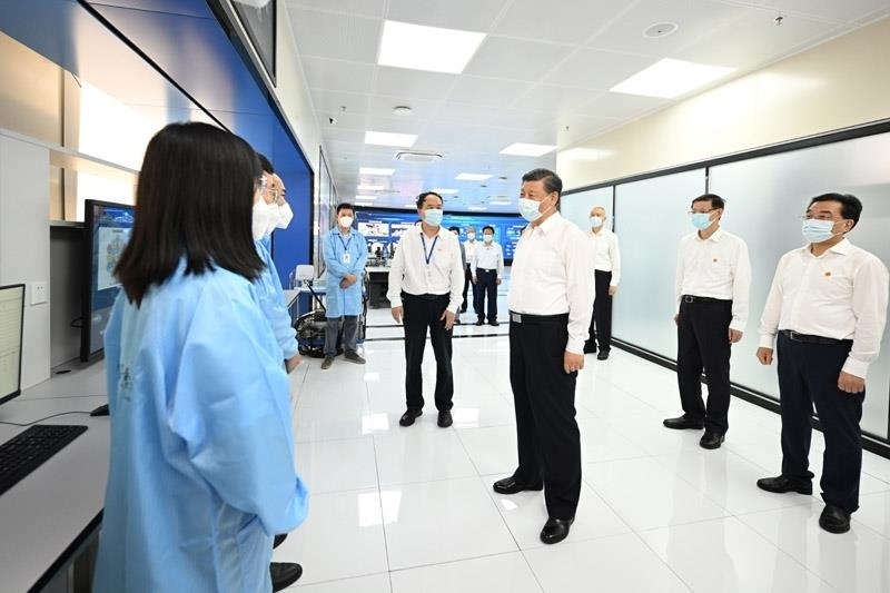 2023年7月6日，習(xí)近平總書(shū)記在江蘇南京市考察紫金山實(shí)驗(yàn)室時(shí)，同科研人員親切交流。