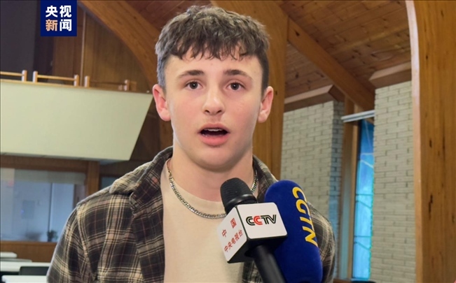 △赴華交流學(xué)生代表科爾（王剛偉）向習爺爺表示感謝