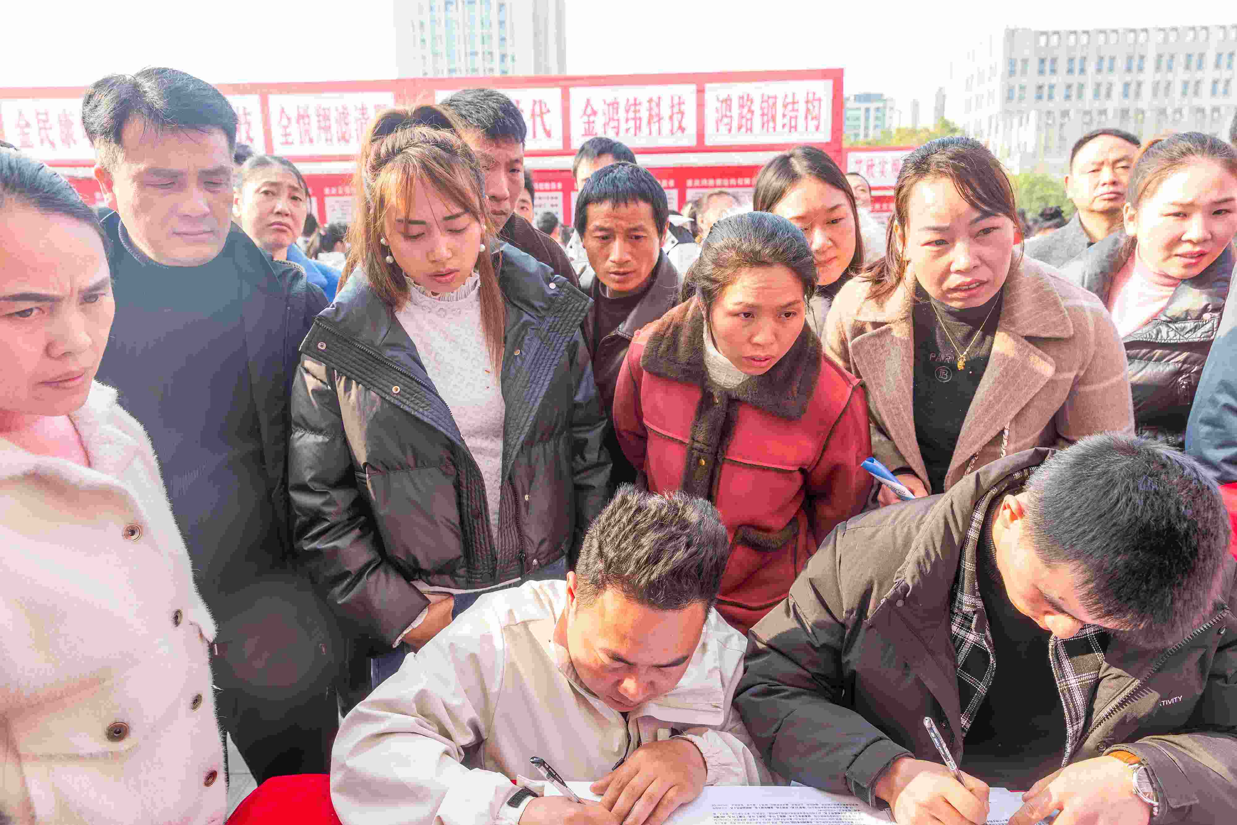 △ 2024年2月19日，重慶市南川區(qū)舉辦2024“春風(fēng)行動(dòng)”招聘會(huì)，為企業(yè)和求職者牽線搭橋，助力務(wù)工人員返崗就業(yè)、企業(yè)復(fù)產(chǎn)復(fù)工。