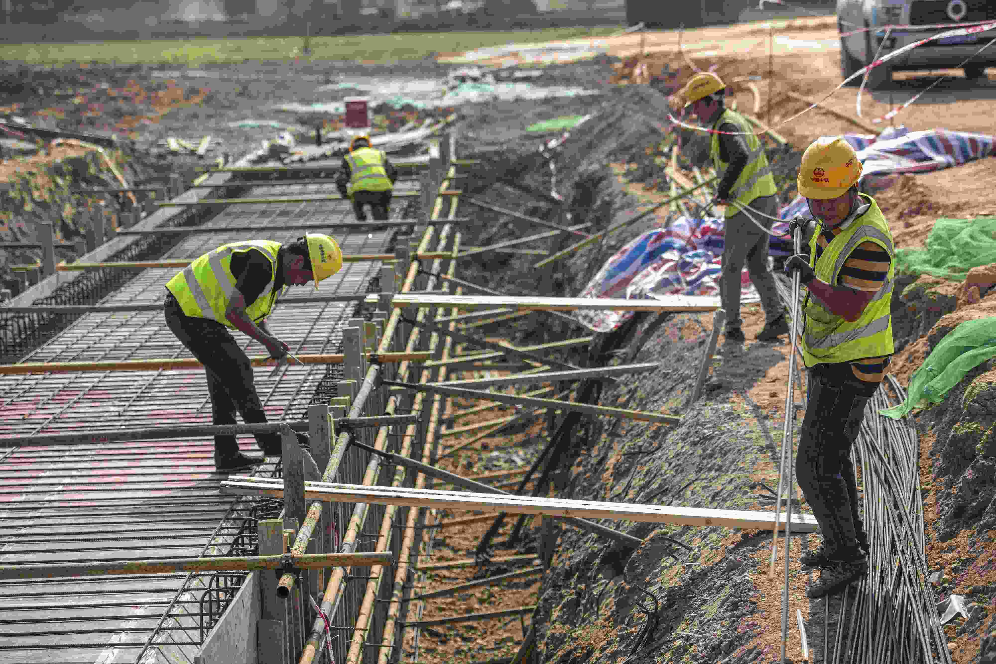 △ 2024年2月20日，海南省瓊海市，工程機(jī)械在博鰲樂城國(guó)際醫(yī)療旅游先行區(qū)康健路上加緊施工。