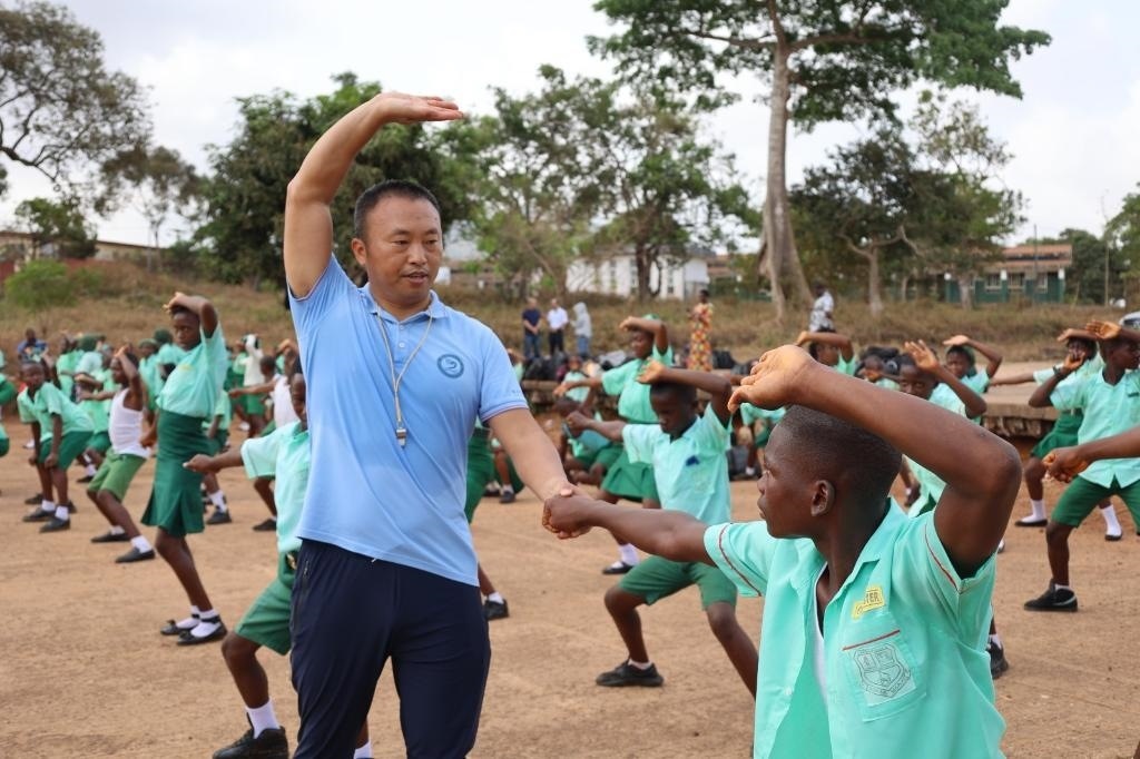 2月20日，在塞拉利昂首都弗里敦，來自塞拉利昂大學孔子學院的武術教師劉偉在為當?shù)貙W生上武術課。