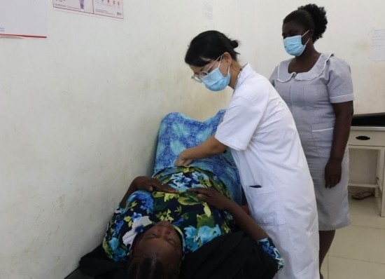 2023年2月27日，在塞拉利昂首都弗里敦，一名中國(guó)醫(yī)療隊(duì)的醫(yī)生正在為患者檢查身體。