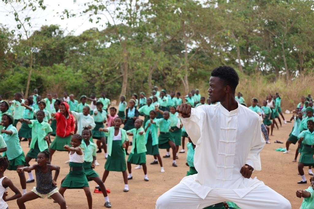 2月20日，在塞拉利昂首都弗里敦，當?shù)貙W生在上武術課。