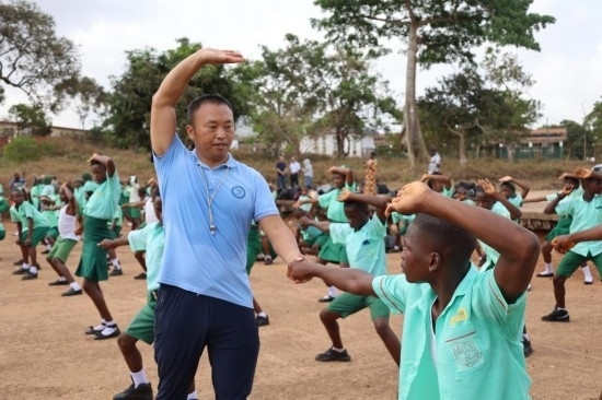 2月20日，在塞拉利昂首都弗里敦，來自塞拉利昂大學(xué)孔子學(xué)院的武術(shù)教師劉偉在為當(dāng)?shù)貙W(xué)生上武術(shù)課。