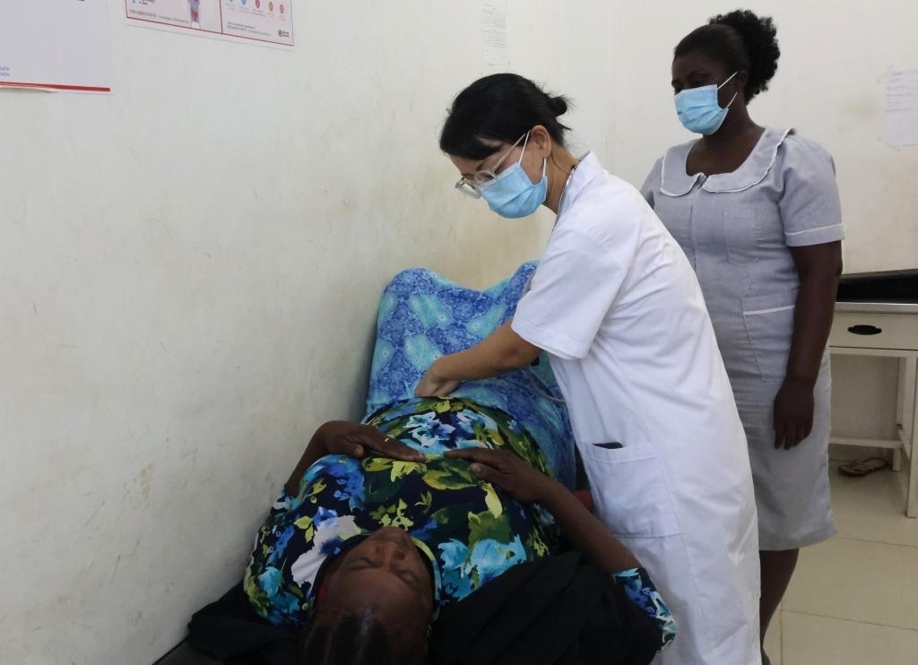 2023年2月27日，在塞拉利昂首都弗里敦，一名中國醫(yī)療隊的醫(yī)生正在為患者檢查身體。