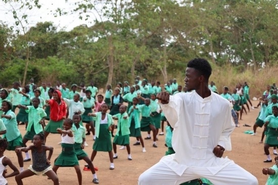 2月20日，在塞拉利昂首都弗里敦，當(dāng)?shù)貙W(xué)生在上武術(shù)課。