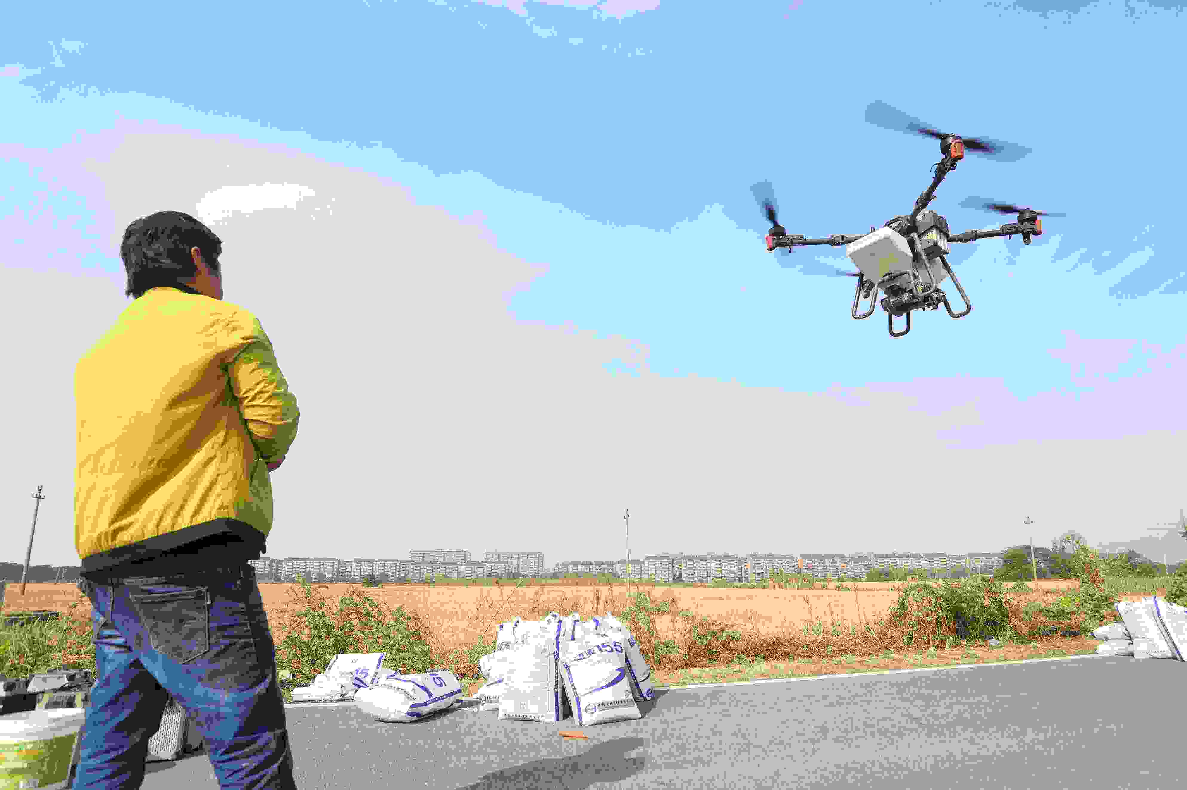 2023年11月15日，浙江嘉興，南湖區(qū)七星街道一處農(nóng)田里，農(nóng)民操縱無(wú)人機(jī)進(jìn)行冬小麥飛播。