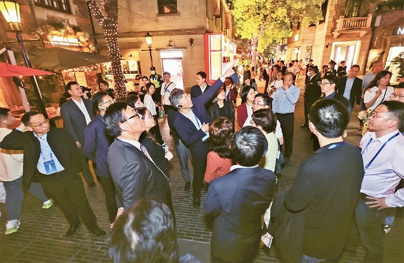 2023年4月18日，全國(guó)無(wú)黨派人士考察團(tuán)來(lái)到位于上海市黃浦區(qū)的上海新天地開放式街區(qū)考察夜經(jīng)濟(jì)。 新華社記者 王翔/攝
