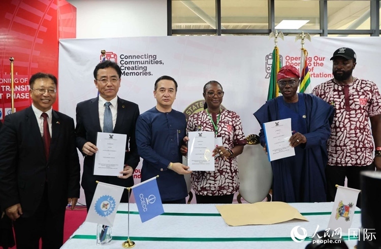 中國(guó)土木尼日利亞公司執(zhí)行董事張志臣（左三）與桑沃-奧盧（右二）分別代表雙方簽署了項(xiàng)目二期合同。閆玉娟攝