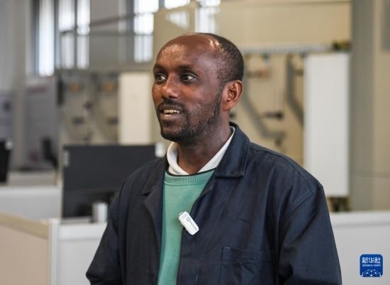 2月15日，在亞的斯亞貝巴的埃塞俄比亞聯(lián)邦職業(yè)技術(shù)培訓(xùn)學(xué)院，魯班工坊當(dāng)?shù)亟處熂s納斯·阿凱萊（中文名艾友涵）接受新華社采訪。