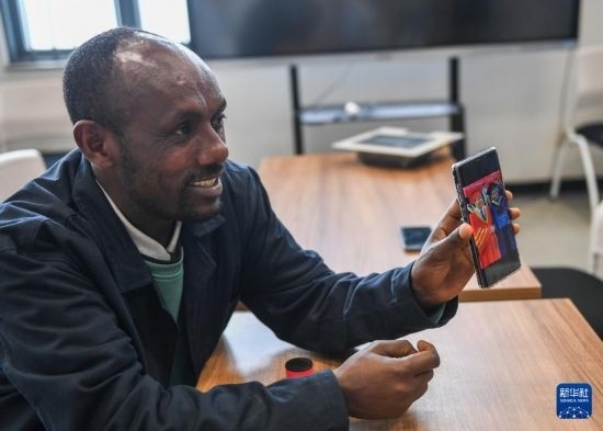 2月15日，在亞的斯亞貝巴的埃塞俄比亞聯(lián)邦職業(yè)技術(shù)培訓(xùn)學(xué)院，魯班工坊當(dāng)?shù)亟處熂s納斯·阿凱萊（中文名艾友涵）展示在中國學(xué)習(xí)時(shí)的照片。