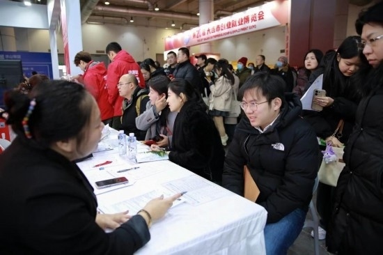 求職者與用人單位溝通交流。新華社記者 張博群 攝