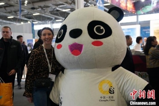 3月5日，2024年柏林國際旅游交易會(ITB)在柏林會展中心拉開帷幕。以“你好！中國”為主題的中國展區(qū)當日亮相展會。圖為觀眾與大熊貓人偶合影。中新社記者 馬秀秀 攝
