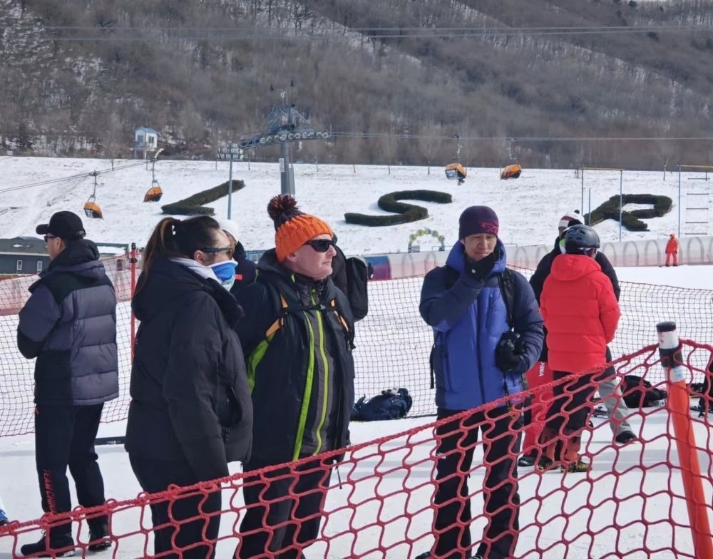 ?皮埃爾·杜邦（左三）在比賽現(xiàn)場。新華社記者 王沁鷗 攝