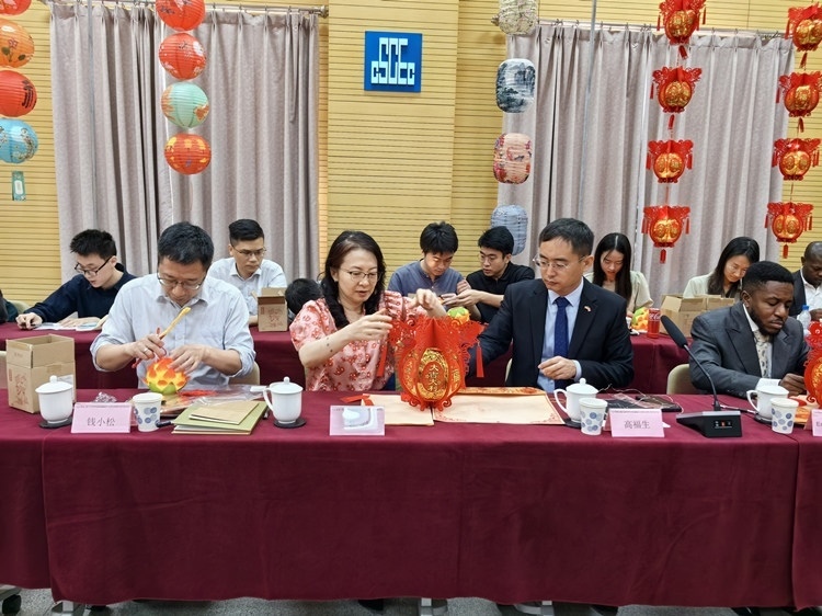 燈籠文化交流活動(dòng)現(xiàn)場(chǎng)。中建國(guó)際中西非公司供圖
