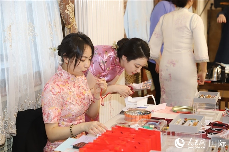 孔院教師展示剪紙。人民網(wǎng)記者 霍文攝