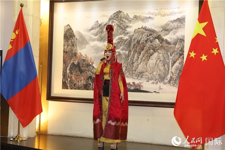 呼麥演唱。人民網(wǎng)記者 霍文攝