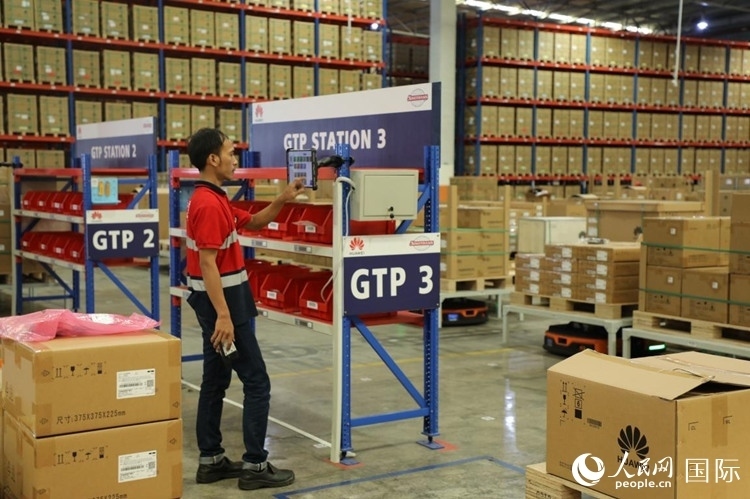 華為5G智能倉(cāng)庫(kù)里，工作人員正在利用智能系統(tǒng)辦公。人民網(wǎng)記者 曹師韻攝