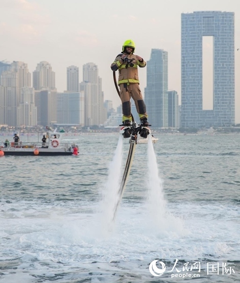 水上消防員。人民網(wǎng) 塔里克·易卜拉欣攝