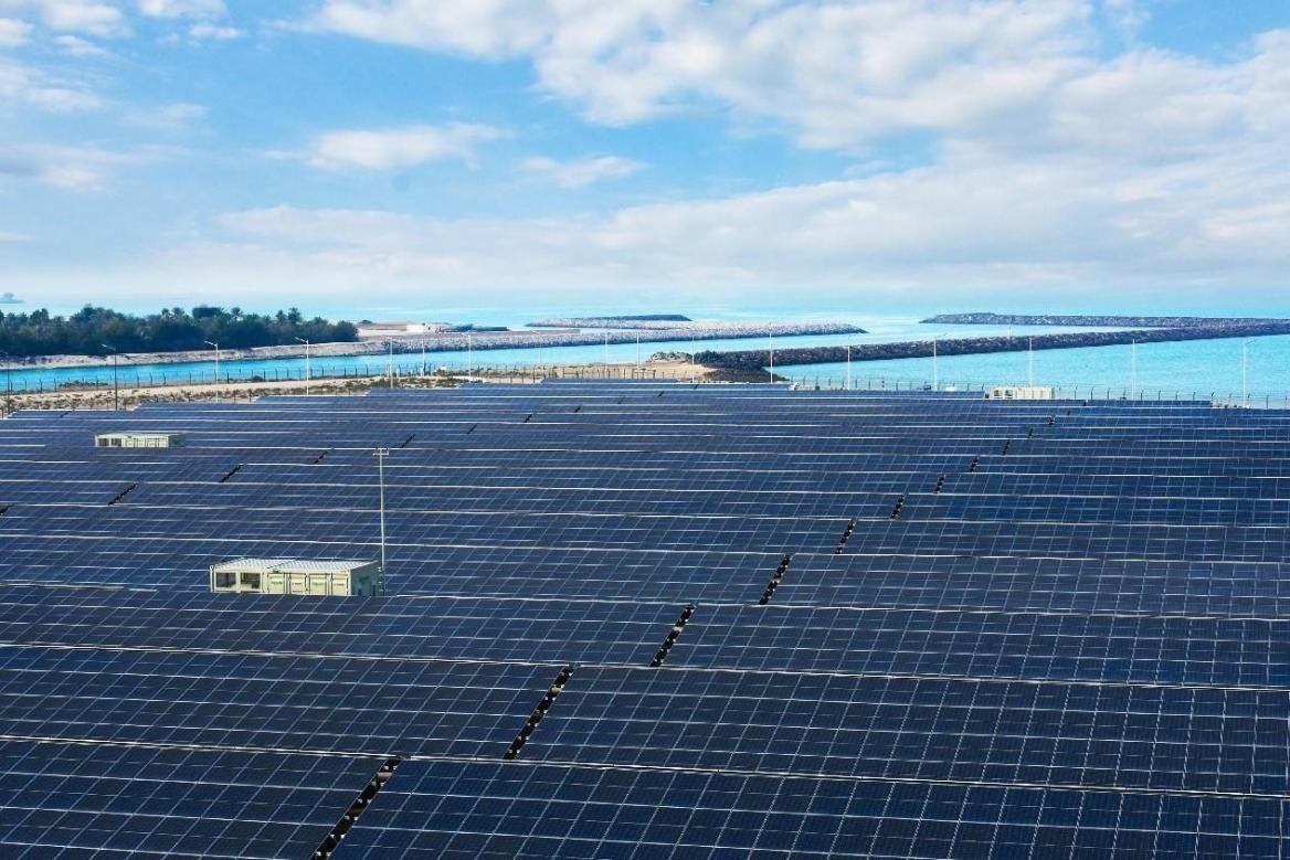 項目廣泛采用光伏補償發(fā)電系統(tǒng)，降低能源消耗。山東電建三公司供圖