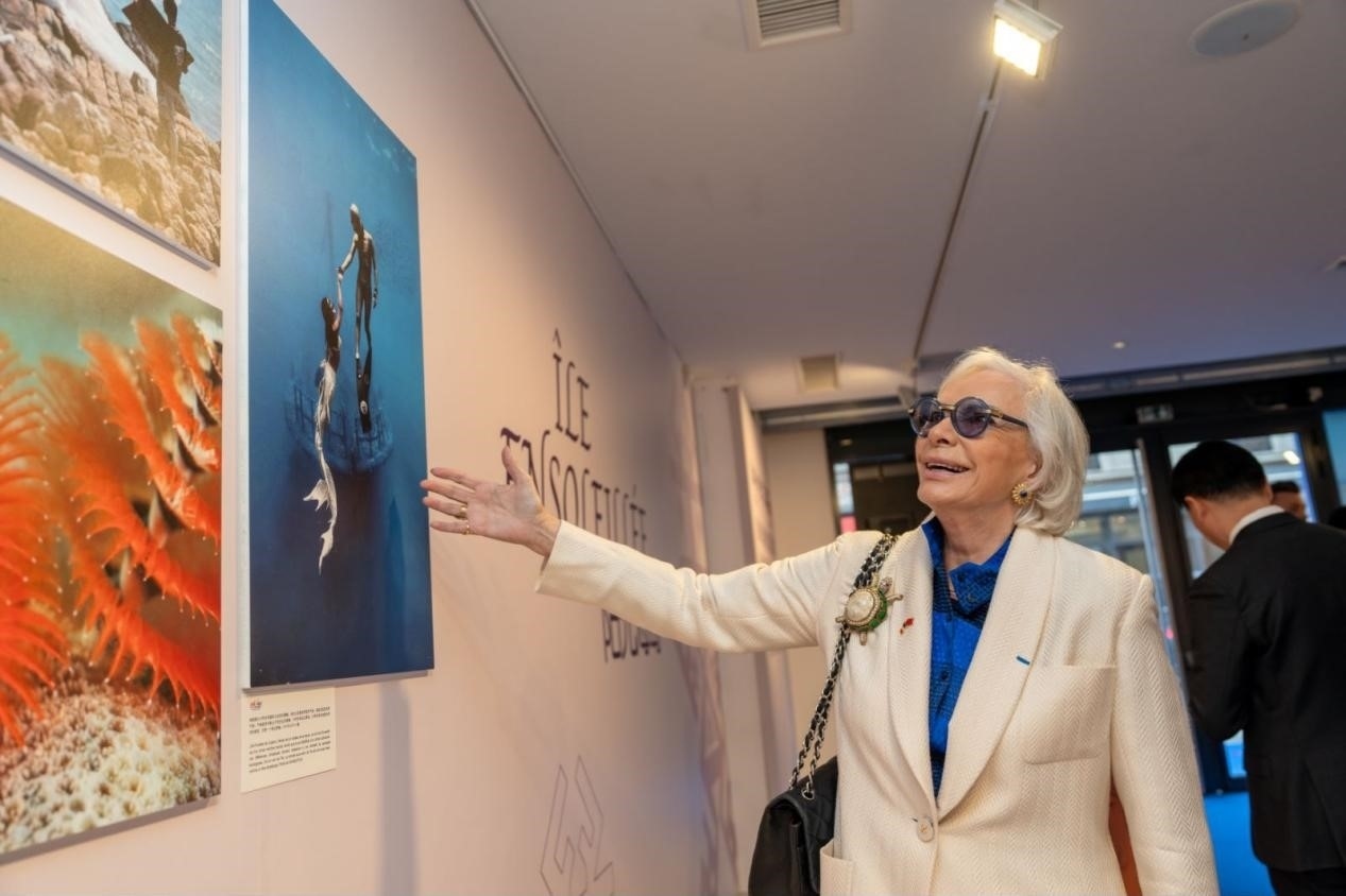 世界旅游組織特別顧問(wèn)瑪麗-皮埃爾·布歇-奧利耶觀看活動(dòng)現(xiàn)場(chǎng)圖片展覽?；顒?dòng)主辦方供圖