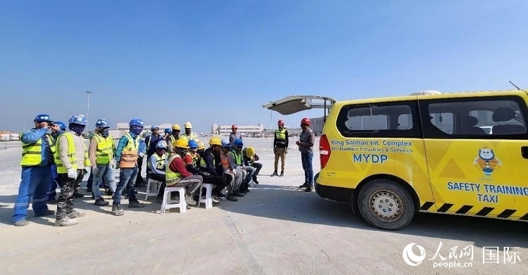 安全宣講出租車在現(xiàn)場(chǎng)播放安全視頻。人民網(wǎng)記者 管克江攝