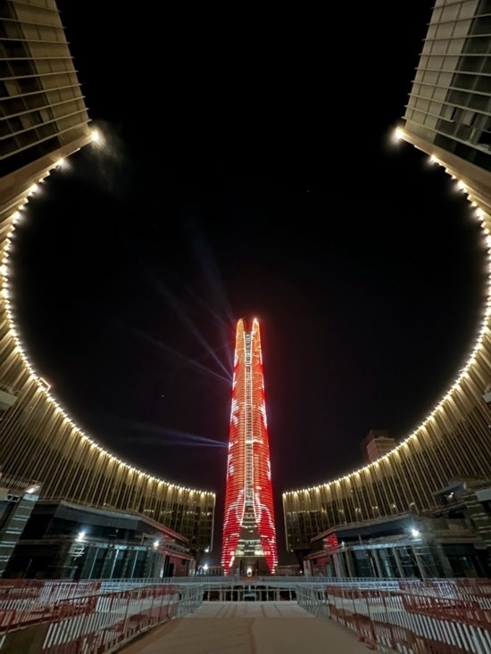  2024年2月9日，埃及開羅以東建設(shè)中的埃及新行政首都中央商務(wù)區(qū)項(xiàng)目上演燈光秀，迎接龍年春節(jié)。新華社發(fā)（黎炳宏攝）