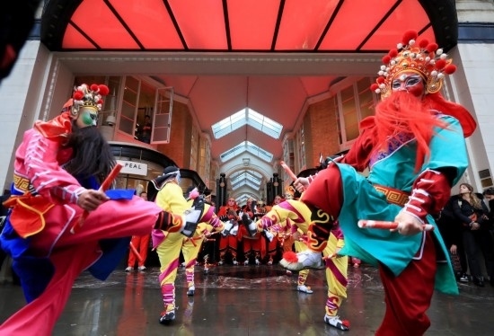  2024年2月10日，來自廣東普寧的英歌舞團(tuán)演員在英國倫敦伯靈頓拱廊街表演英歌舞。新華社記者 李穎 攝