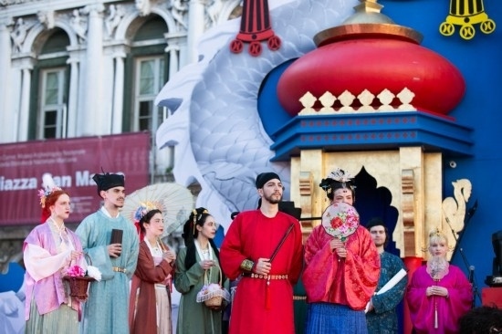  2024年2月13日，在意大利威尼斯，志愿者身著漢服進(jìn)行表演。新華社記者 李京 攝