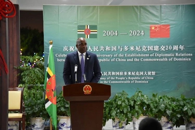 多米尼克總理斯凱里特在中多建交20周年招待會上致辭。中國駐多米尼克大使館供圖