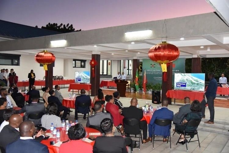 當?shù)貢r間3月13日，慶祝中國與多米尼克建交20周年招待會在中國駐多大使館舉行。中國駐多米尼克大使館供圖