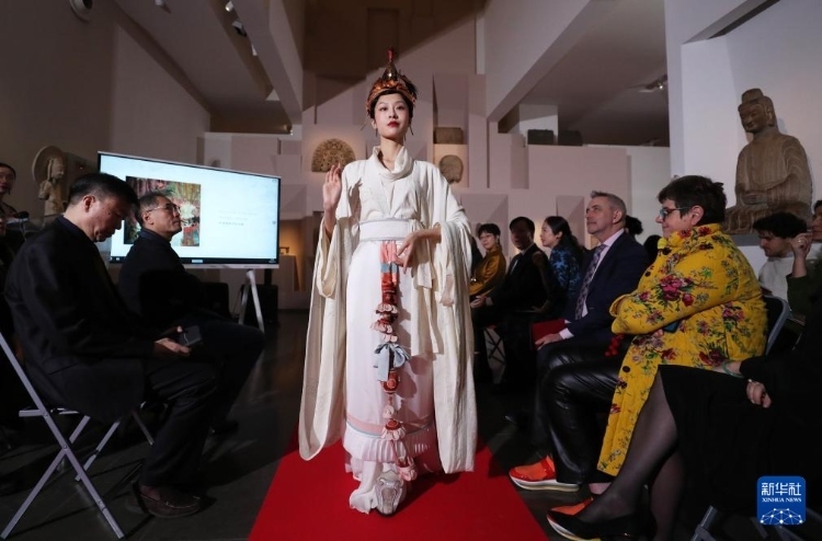 3月13日，在位于法國巴黎的吉美國立亞洲藝術博物館，模特展示敦煌復原服飾。新華社記者 高靜 攝
