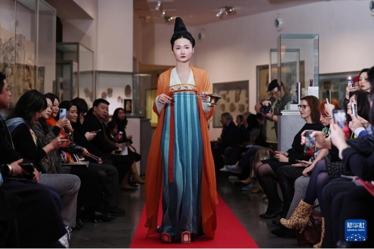 3月13日，在位于法國巴黎的吉美國立亞洲藝術博物館，模特展示敦煌復原服飾。新華社記者 高靜 攝