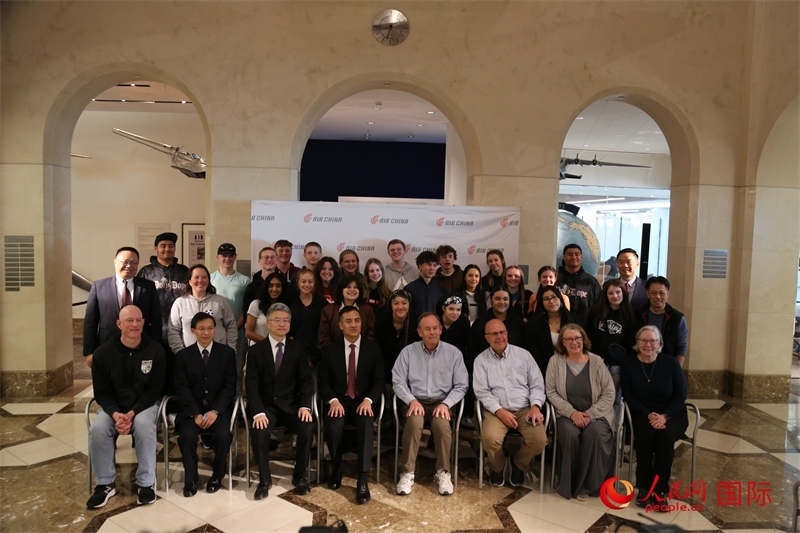 美國高中學(xué)生交流團(tuán)全體與前來送行的各方代表合影。人民網(wǎng)記者 鄧圩攝