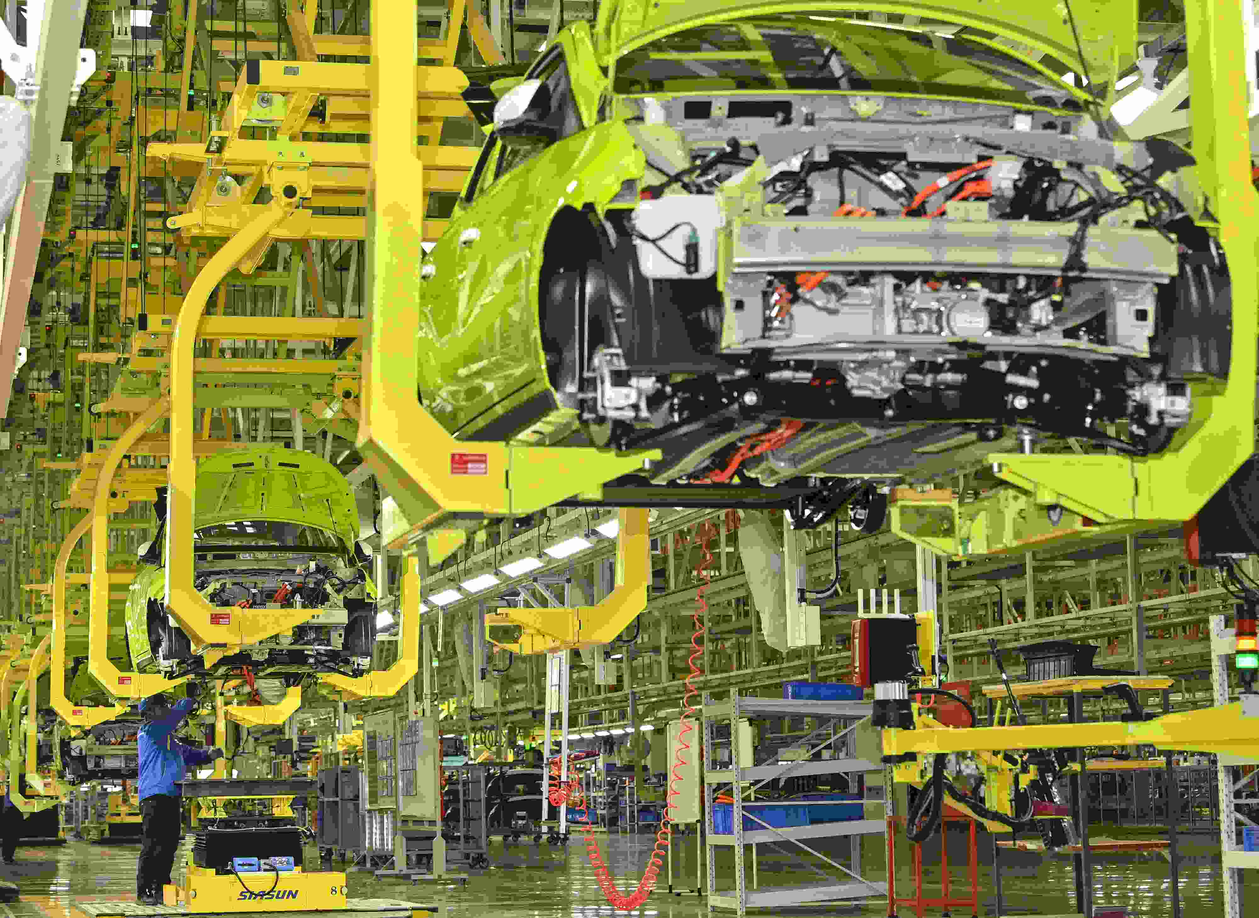 △ 2024年2月27日，一家新能源汽車公司的總裝車間生產(chǎn)線上，工人正在加緊生產(chǎn)趕訂單。