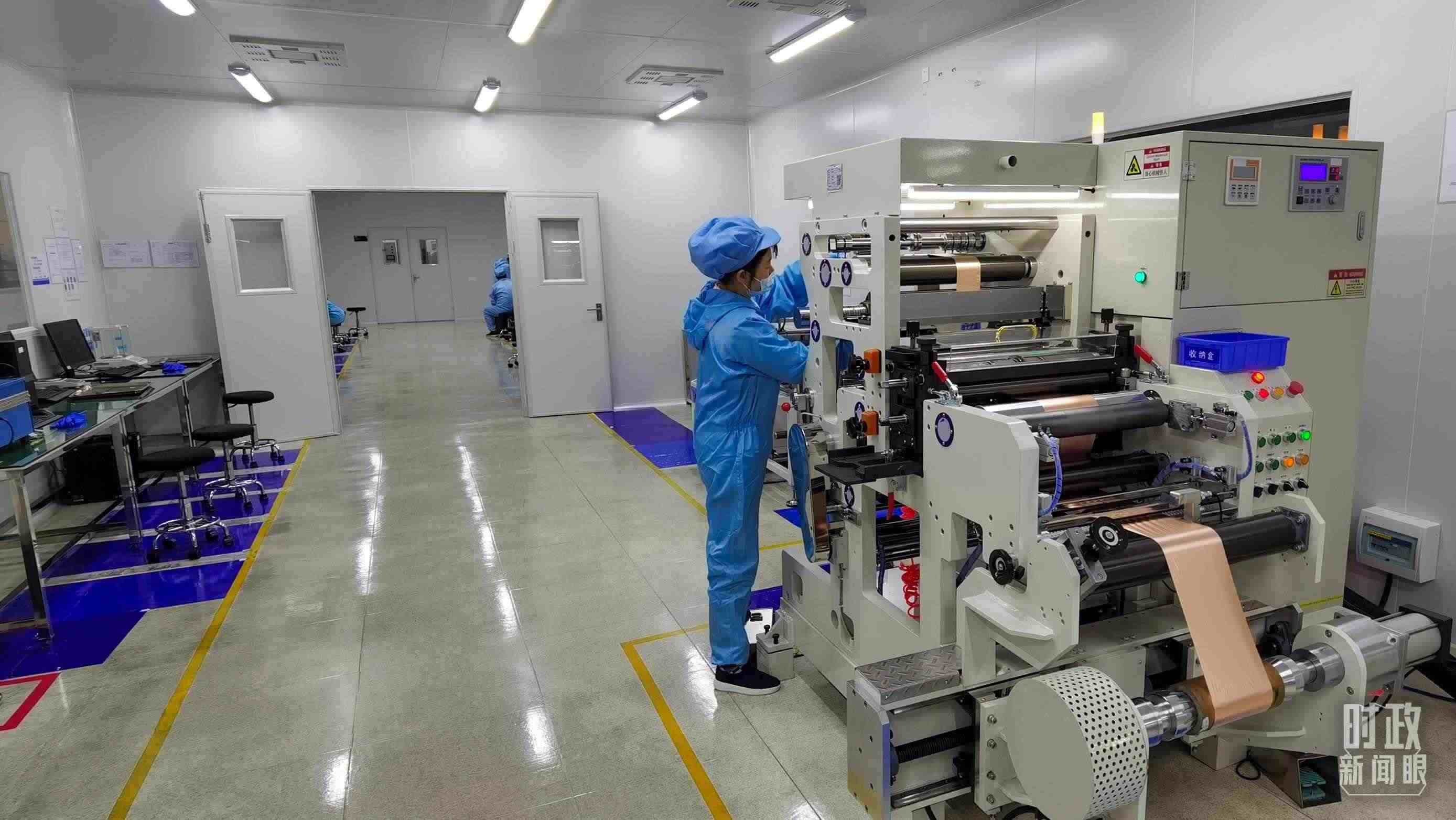 △企業(yè)員工將冷壓后的極片裁出規(guī)定尺寸，用于鋰電池制作。（總臺(tái)央視記者郭鴻拍攝）