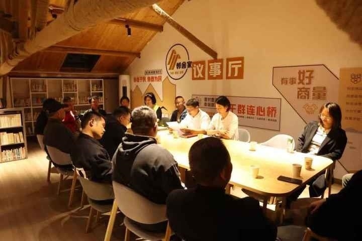 △浙江金華武義縣后陳村“鄰舍家”協(xié)商議事會討論舊村改造事宜。