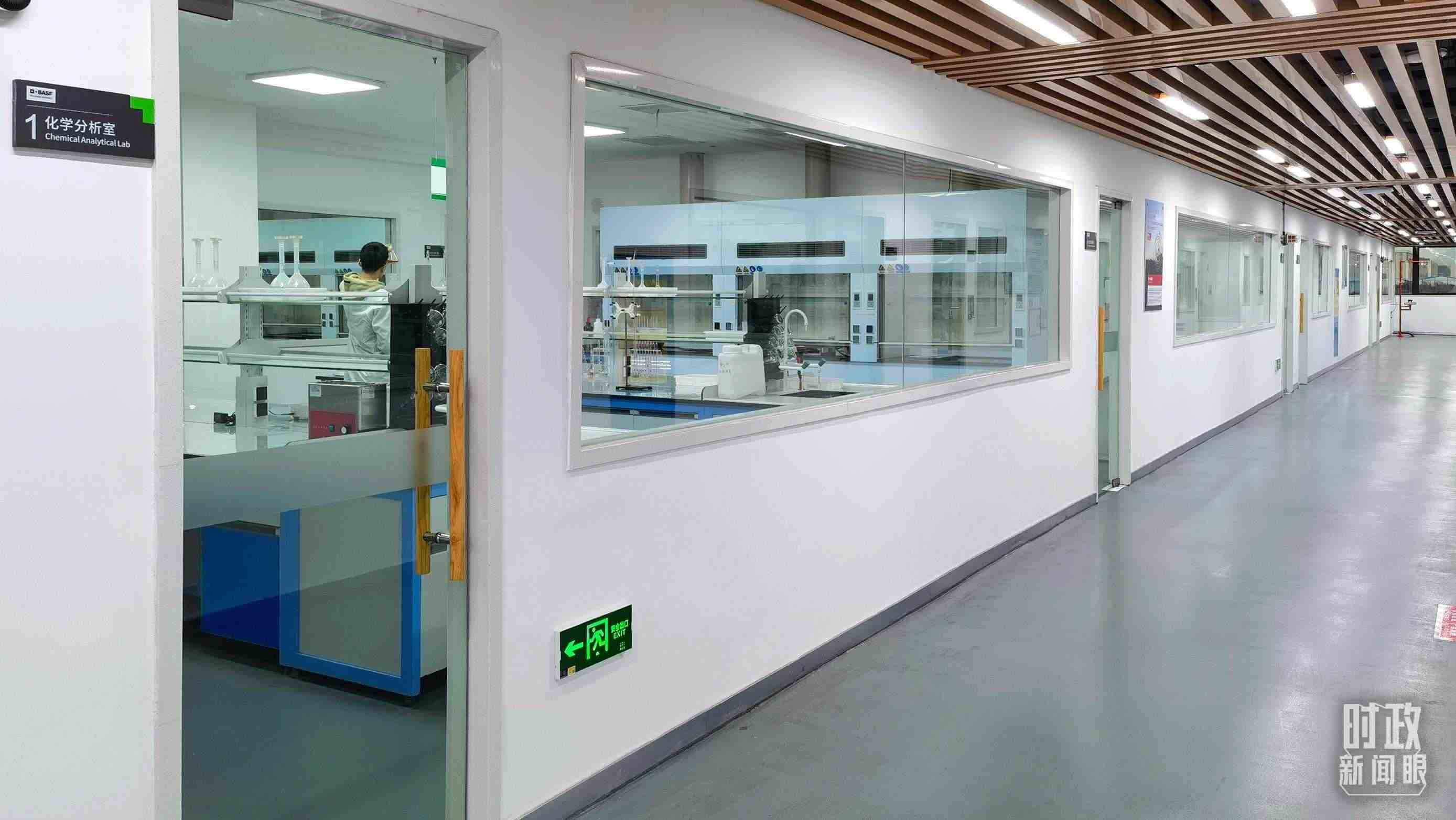 △巴斯夫杉杉電池材料有限公司化學(xué)分析室。（總臺(tái)央視記者石丞拍攝）