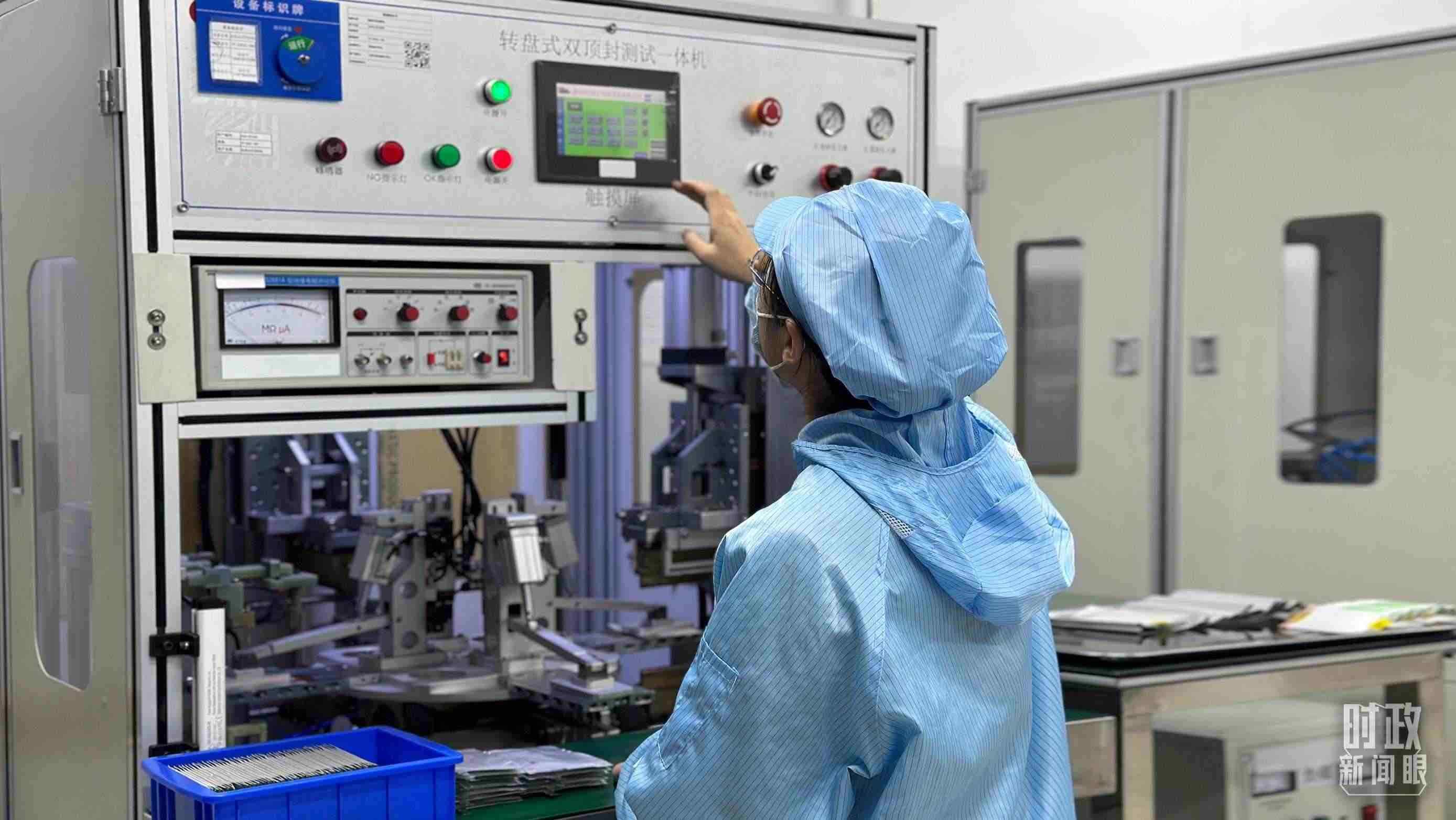 △企業(yè)電池技術(shù)中心內(nèi)，員工正在進(jìn)行電池封裝。（總臺(tái)央視記者盧心雨拍攝）