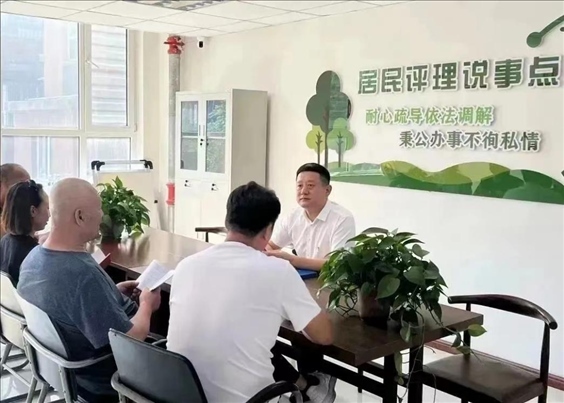 村（居）民評(píng)理說事點(diǎn)調(diào)解矛盾糾紛。遼寧省司法廳供圖