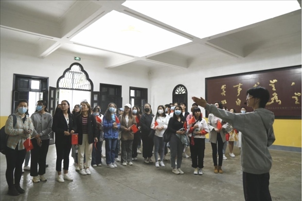 2021年5月20日，少數(shù)民族學(xué)生在湖南第一師范學(xué)院進行紅色研學(xué)活動，共同追尋那段紅色歲月的足跡。