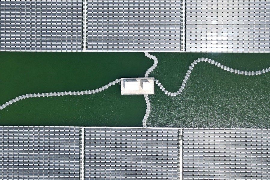 2022年8月25日拍攝的潁上縣毛圩水上光伏電站（無(wú)人機(jī)照片）。近年來(lái)，安徽省阜陽(yáng)市潁上縣古城鎮(zhèn)積極推進(jìn)采煤沉陷區(qū)治理工作，將昔日的采煤沉陷區(qū)建設(shè)成水上光伏電站，既減少占用土地面積，又能生產(chǎn)清潔能源。