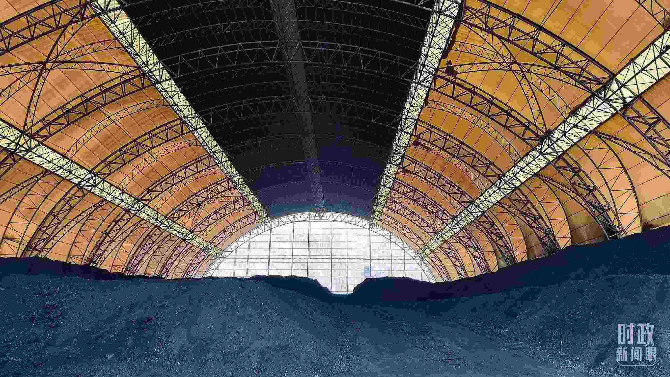 山西瑞光熱電有限責(zé)任公司儲(chǔ)煤場(chǎng)。2022年1月，習(xí)近平來到這里察看煤場(chǎng)儲(chǔ)煤情況。（總臺(tái)央視記者楊立峰拍攝）