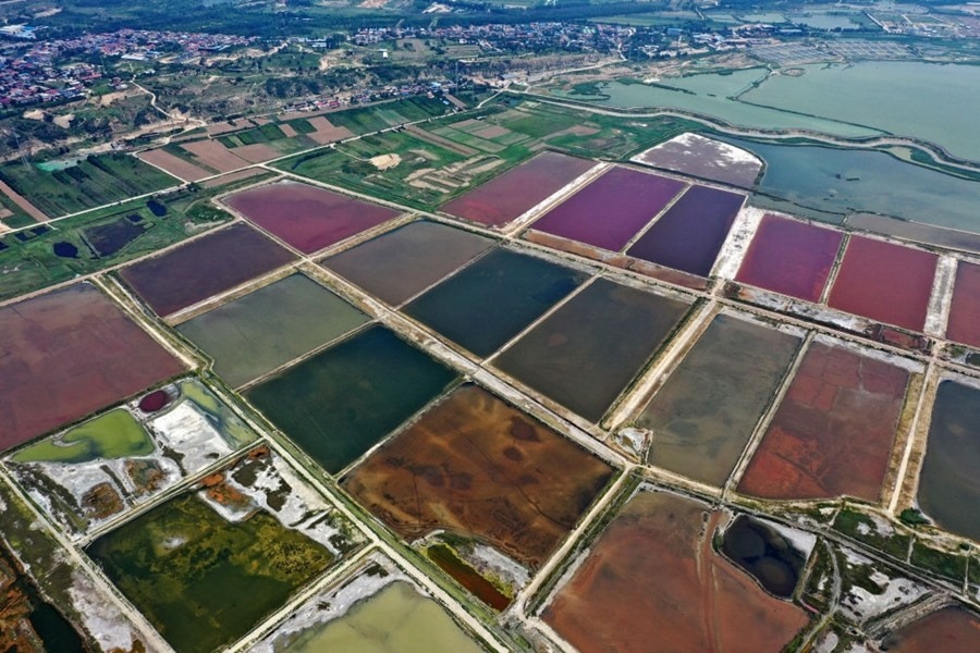 這是2023年7月11日拍攝的山西運(yùn)城鹽湖一角（無(wú)人機(jī)照片）。按照“生態(tài)優(yōu)先、保護(hù)為主、適度開發(fā)”的原則，2020年9月，運(yùn)城市全面停止鹽湖范圍內(nèi)的工業(yè)生產(chǎn)活動(dòng)。近年來(lái)，千年鹽湖正在向生態(tài)保護(hù)、風(fēng)貌重塑、產(chǎn)業(yè)轉(zhuǎn)型、全域旅游的“綠色發(fā)展”轉(zhuǎn)變。
