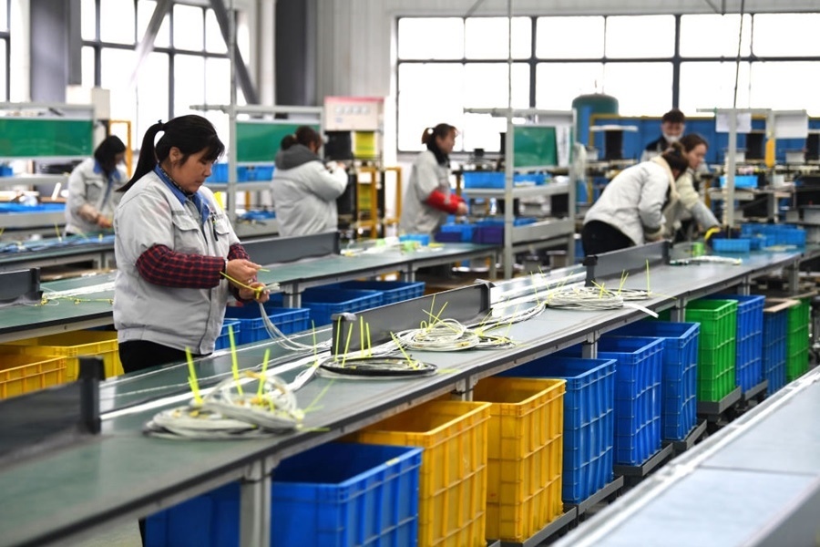 2022年2月16日，工作人員在安徽省滁州市汊河軌道交通裝備產(chǎn)業(yè)園的一家軌道交通裝備企業(yè)生產(chǎn)線上忙碌。安徽省滁州市來(lái)安縣汊河鎮(zhèn)地處皖蘇交界，緊鄰南京市江北新區(qū)。近年來(lái)，來(lái)安縣成為承接南京產(chǎn)業(yè)轉(zhuǎn)移的前沿陣地，汊河這個(gè)曾經(jīng)的傳統(tǒng)農(nóng)業(yè)小鎮(zhèn)緊抓機(jī)遇，開始深度融入長(zhǎng)三角，參與產(chǎn)業(yè)協(xié)作分工。產(chǎn)業(yè)園吸引了越來(lái)越多長(zhǎng)三角地區(qū)軌道交通企業(yè)入駐，形成了鐵路客車、城際軌道零部件研發(fā)、生產(chǎn)、銷售的產(chǎn)業(yè)集群。