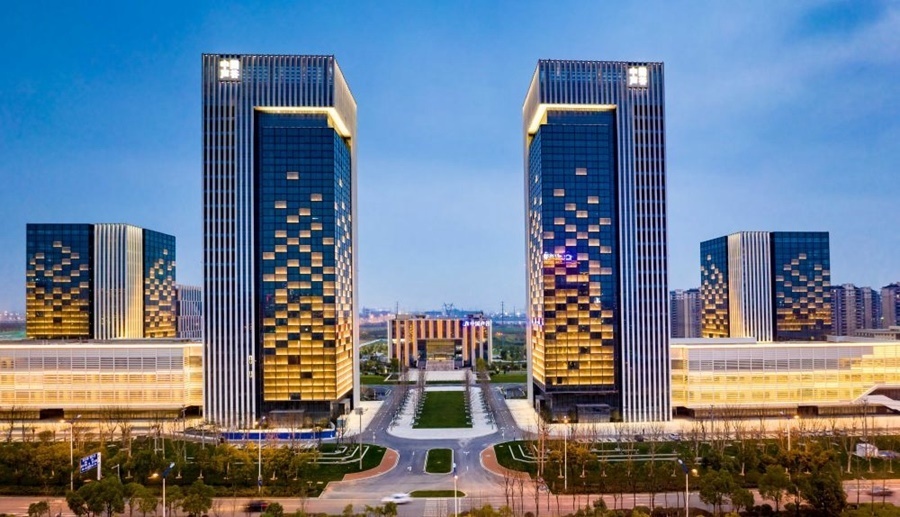 這是2019年3月13日拍攝的位于安徽合肥的中國(guó)聲谷產(chǎn)業(yè)園（無(wú)人機(jī)照片）。截至2024年，中國(guó)聲谷入駐企業(yè)超過2000戶，年產(chǎn)值超過2000億元，形成以智能語(yǔ)音及人工智能產(chǎn)業(yè)為核心的新一代信息技術(shù)產(chǎn)業(yè)集群。