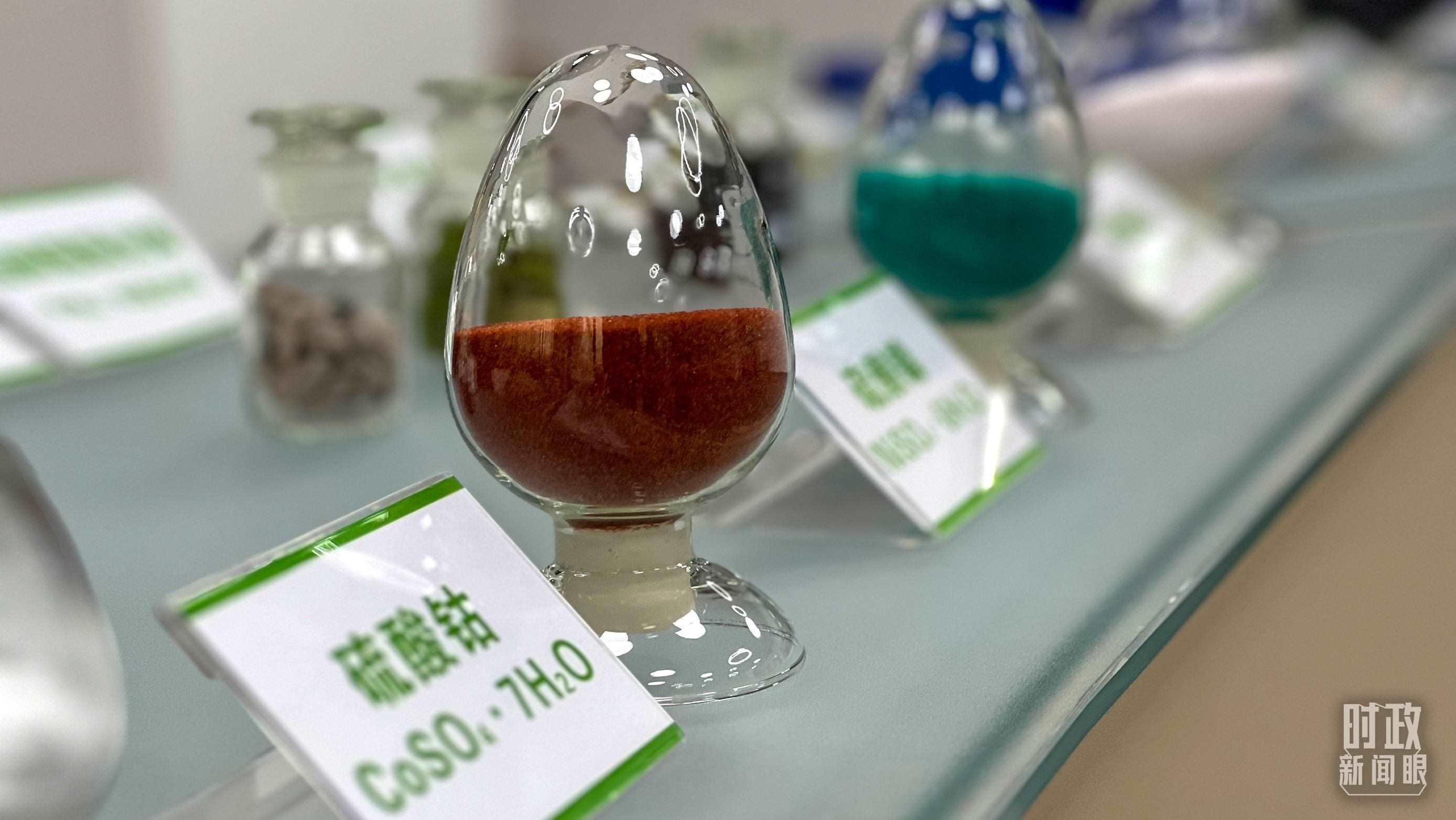 △巴斯夫杉杉電池材料有限公司的產(chǎn)品展示。（總臺央視記者李煒拍攝）